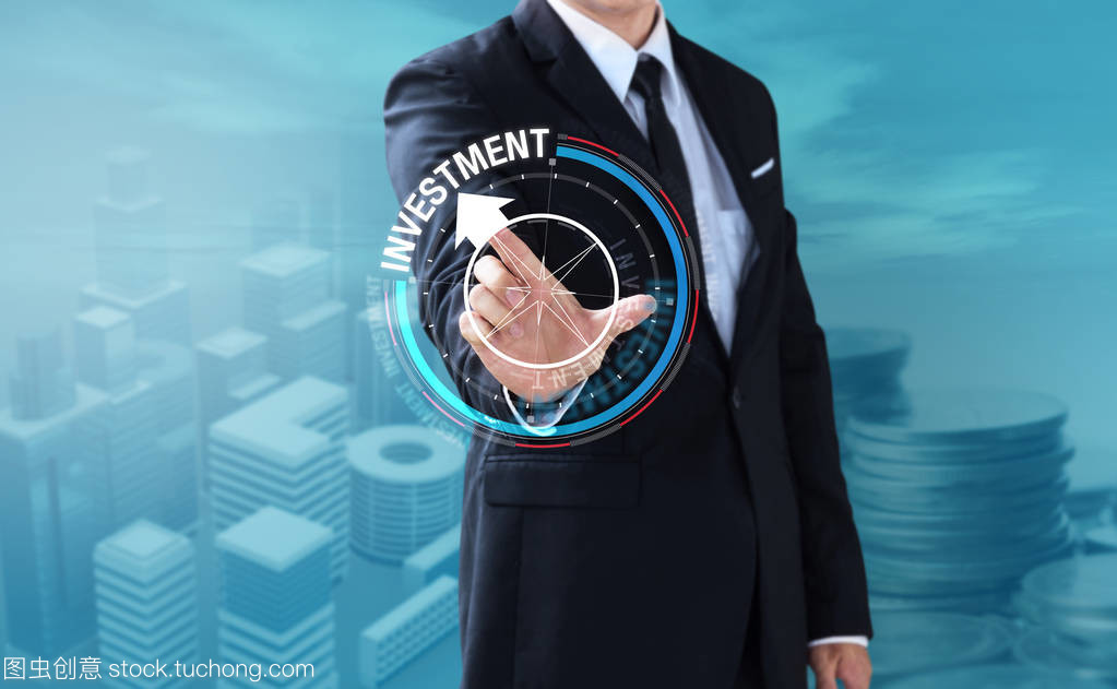 投資業(yè)務人觸摸旋轉羅盤 投資管理的智慧導航